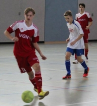 Arian Wozny (l.) setzte im Spiel gegen Büchen-Siebeneichen mit dem 5:1 den Schlusspunkt. Hinten Lennart Junge.