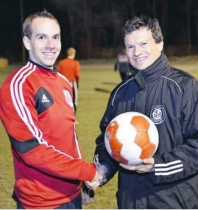 Christopher Hehl, hier zusammen mit Herren-Trainer Olaf Lakämper (r.), coacht ab sofort die Fußball-A-Junioren des MTV Treubund. F.: be