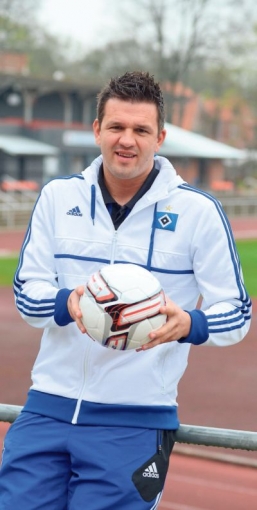 Zlatan Bajramovic in Lüneburg vor der alten Tribüne auf dem MTV-Platz. Der Ex-Profi trainiert derzeit die HSV-U15. Fotos: be