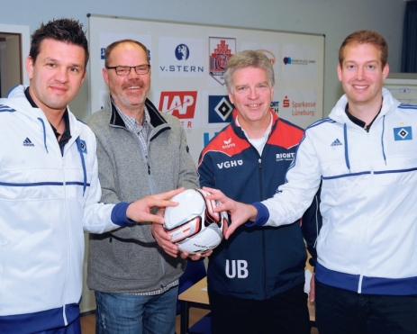 Zlatan Bajramovic (l.) und Pit Reimers (r.) vom HSV waren zu Gast beim MTV Treubund mit Manfred Martens und Ulf G. Baxmann aus dem Fußballvorstand. Foto: be