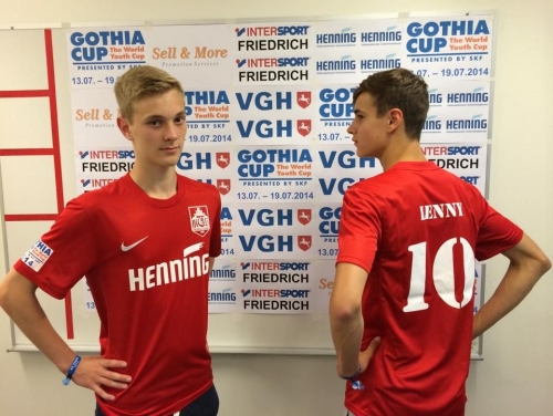 Das diesjährige Gothia Cup Trikot wird präsentiert durch die beiden Niedersachsen-Meister Max Ratzeburg (l.) und Lennart Ahrens